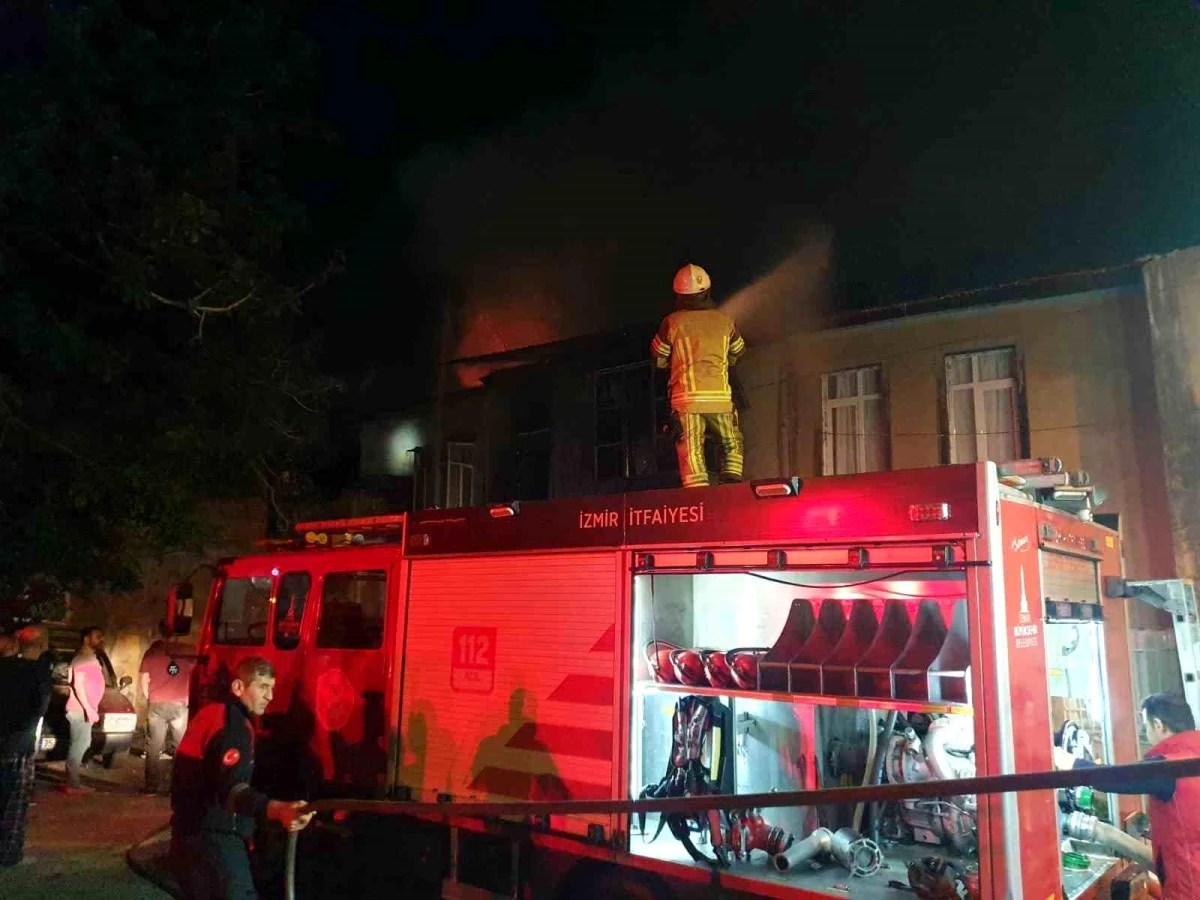 İzmir’de Tekstil Atölyesinde Çıkan Yangın Bitişikteki Binaya Sıçradı