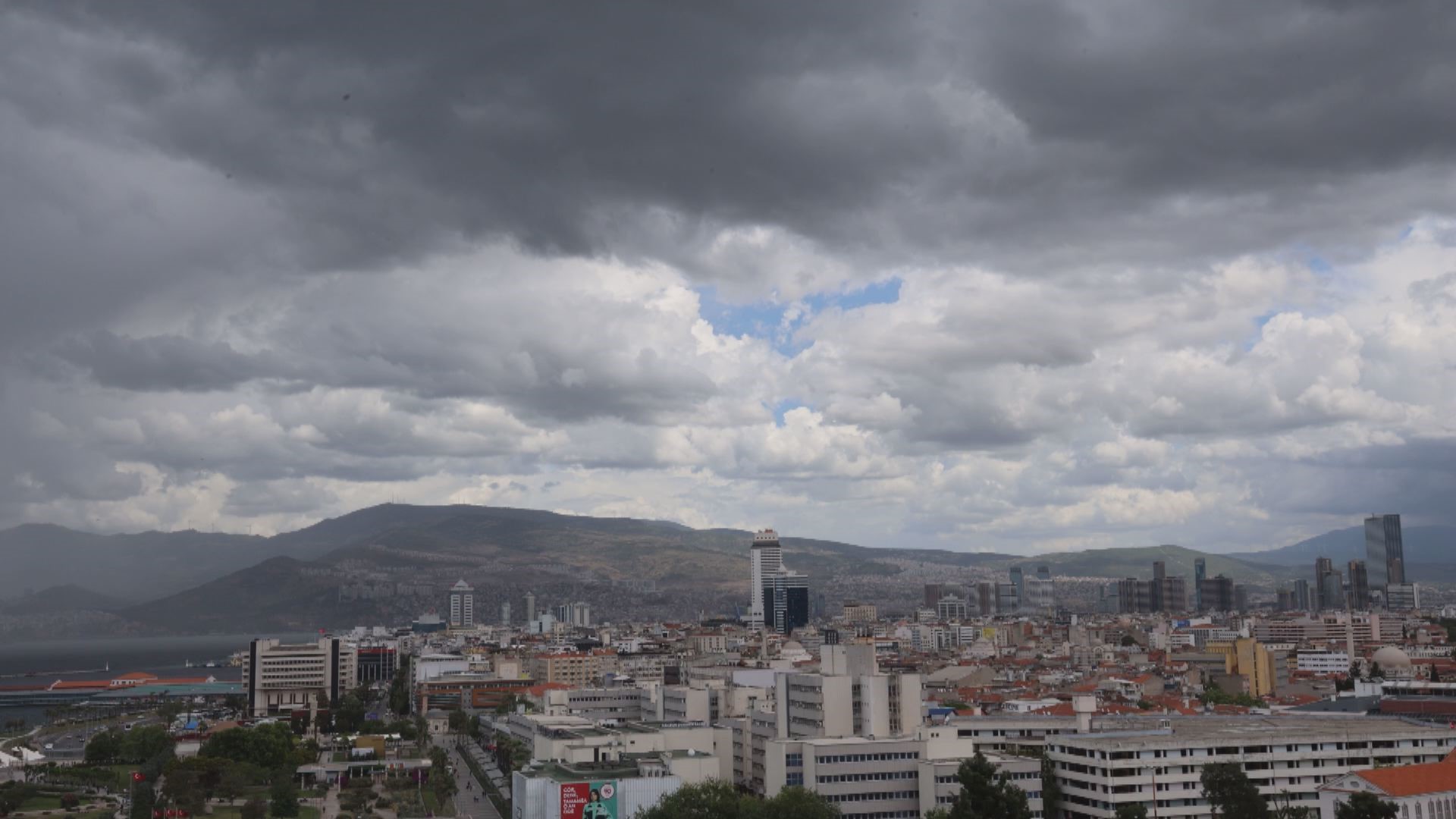 İzmir’i Kara Bulutlar Kapladı