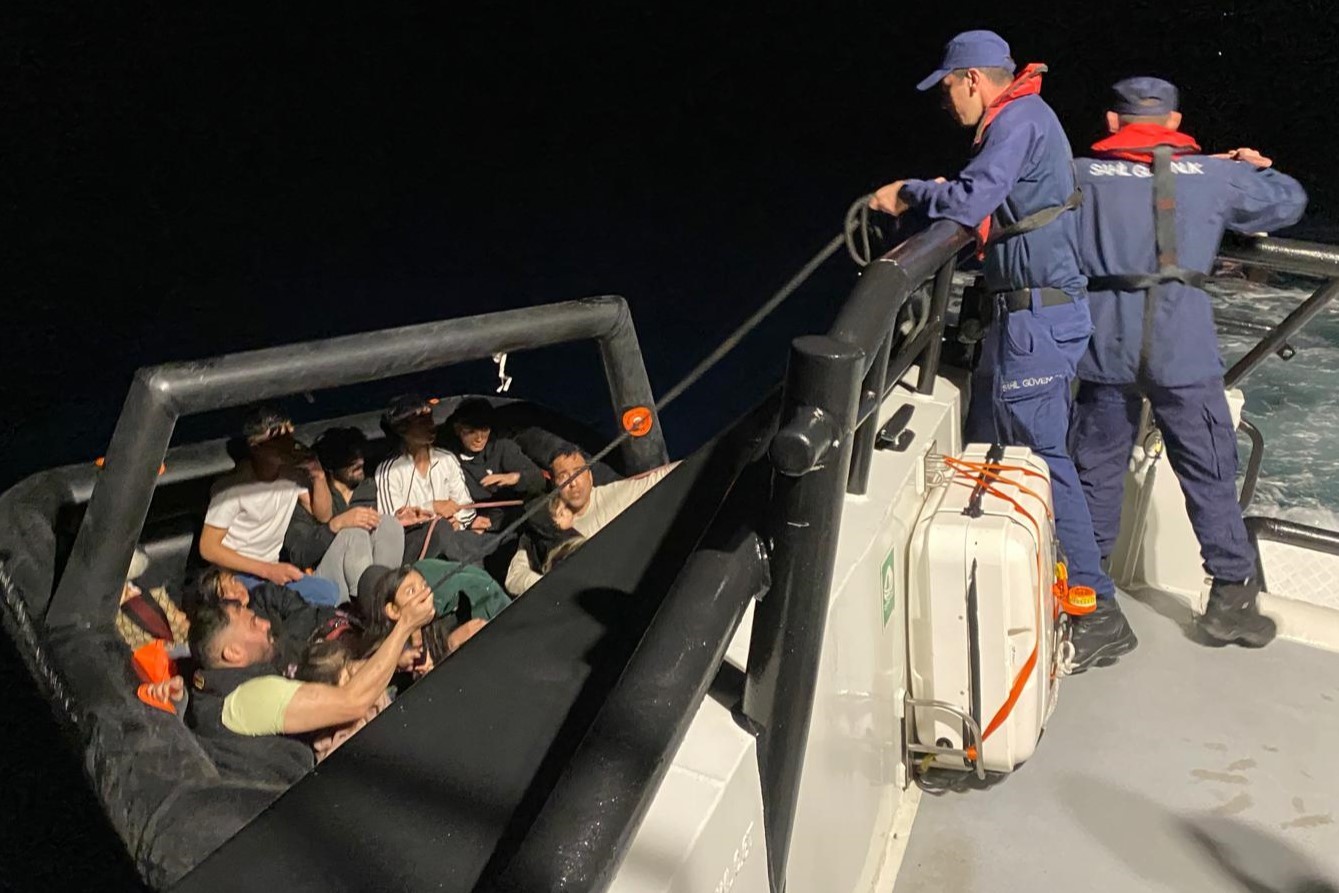 Sahil Güvenlik Kurtardı: Dikili Açıklarında 47 Düzensiz Göçmen Kurtarıldı