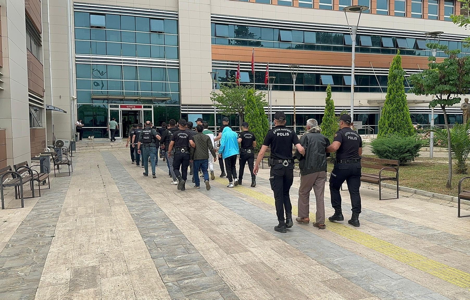 İzmir’de Helikopter Destekli Operasyonda 64 Şüpheli Gözaltına Alındı