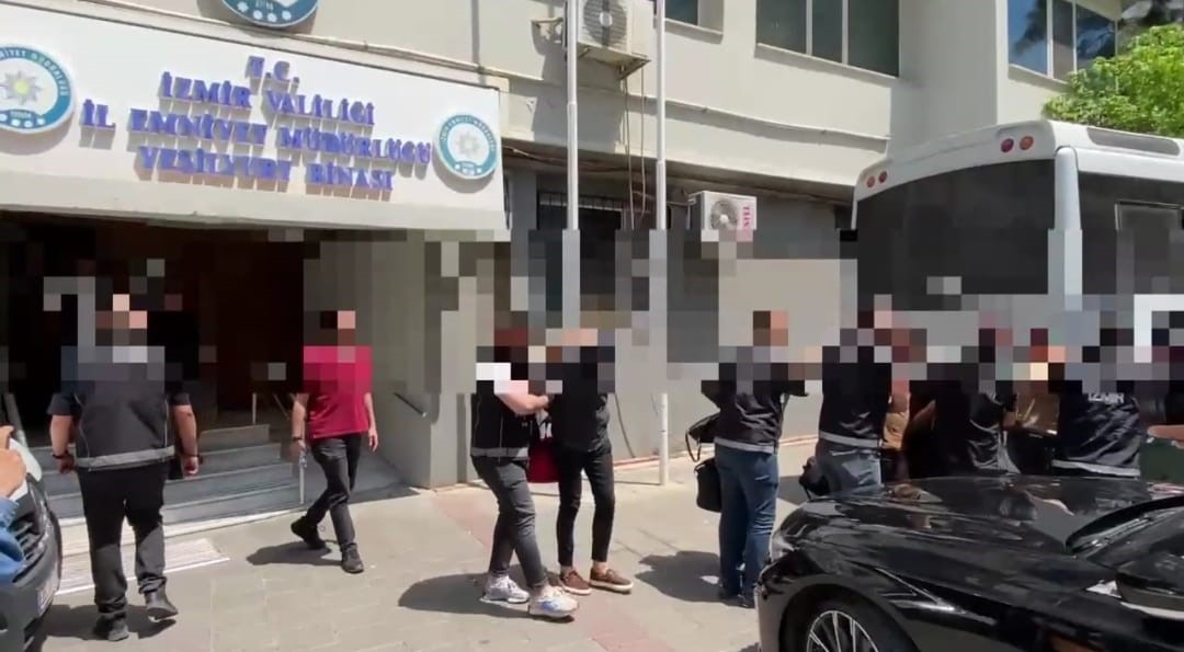 İzmir Bornova’da Evinin Önünde Silahlı Saldırıya Uğrayan Şahsın 4 Şüphelisi Çeşme’de Yakalandı