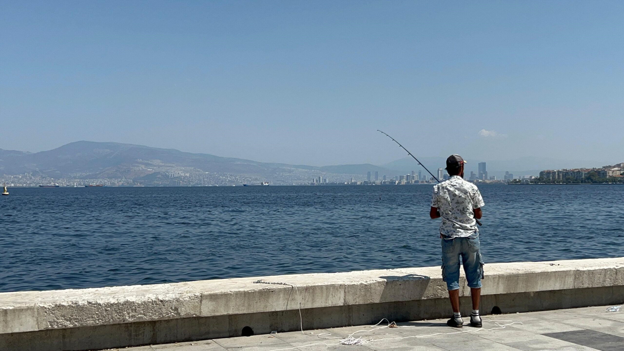 İzmir Körfezi’nde Kirliliğe Rağmen Balık Avı Devam Ediyor